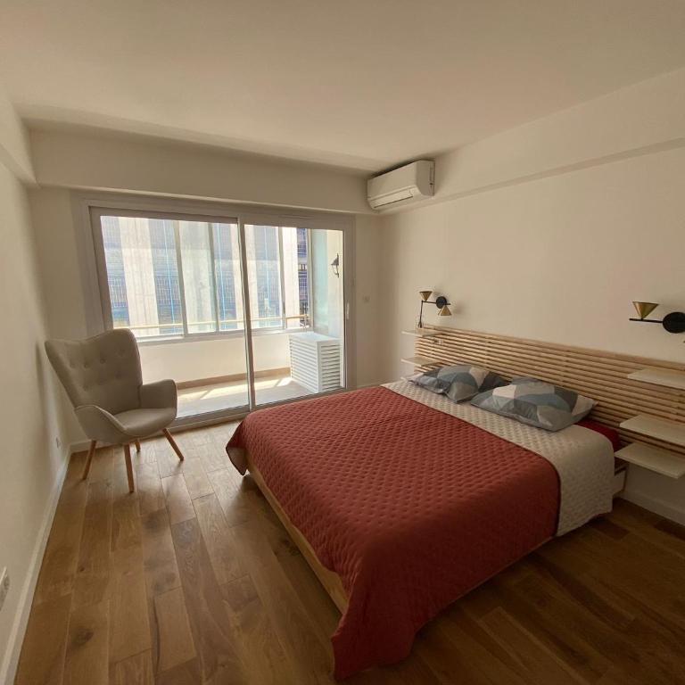 Renovated 4 room Apartment-Parking next door and Beach at 700m - Three-Bedroom Apartment - 3