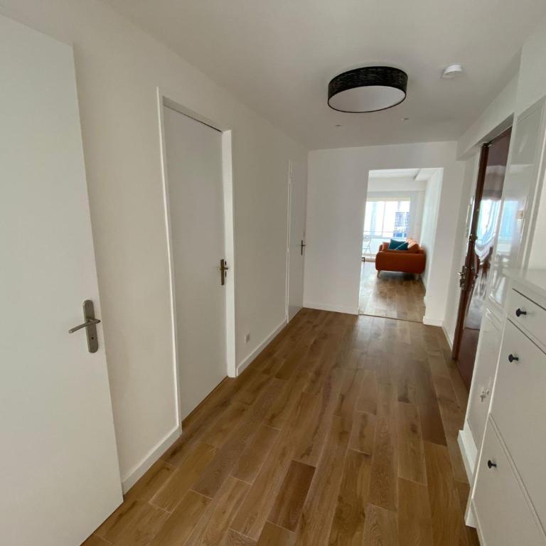 Renovated 4 room Apartment-Parking next door and Beach at 700m - Three-Bedroom Apartment - 5