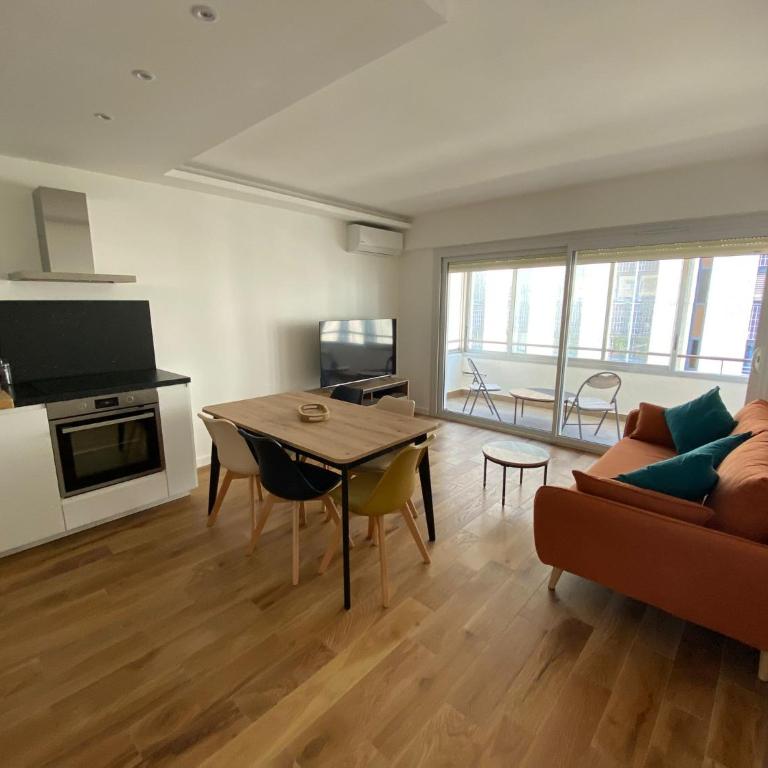 Renovated 4 room Apartment-Parking next door and Beach at 700m - Three-Bedroom Apartment - 7