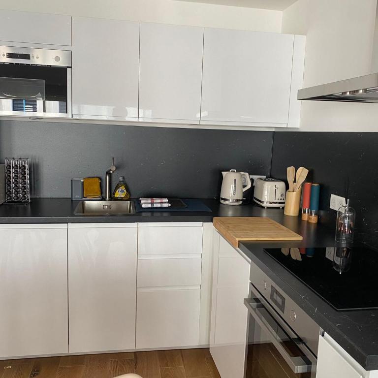 Renovated 4 room Apartment-Parking next door and Beach at 700m - Three-Bedroom Apartment - 8