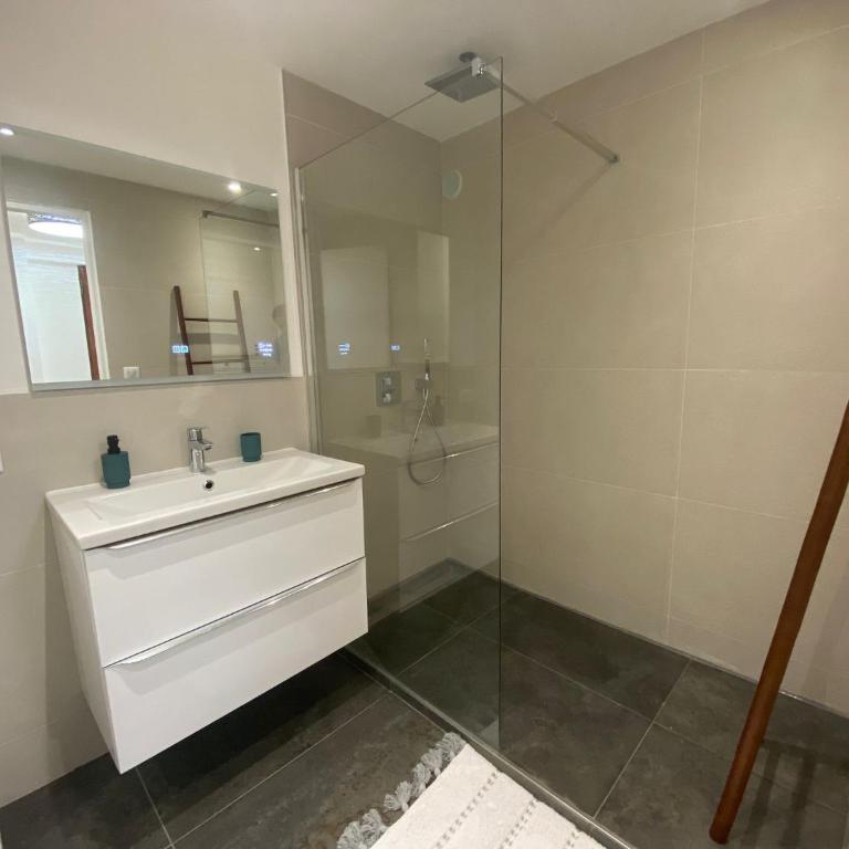 Renovated 4 room Apartment-Parking next door and Beach at 700m - Three-Bedroom Apartment - 9