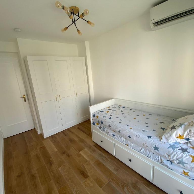 Renovated 4 room Apartment-Parking next door and Beach at 700m - Three-Bedroom Apartment - 12
