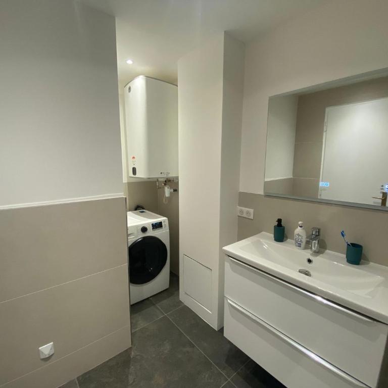 Renovated 4 room Apartment-Parking next door and Beach at 700m - Three-Bedroom Apartment - 14