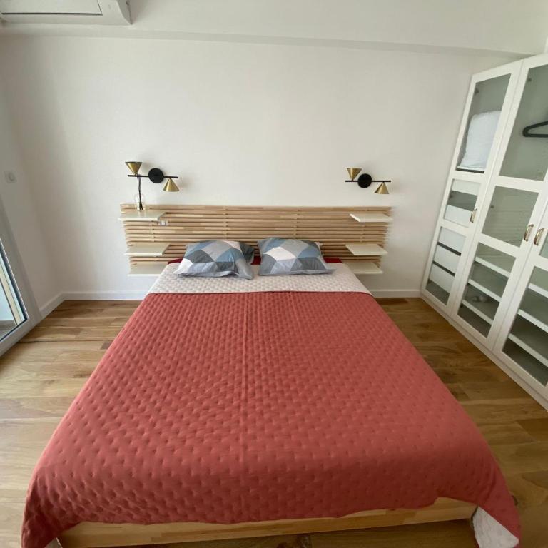 Renovated 4 room Apartment-Parking next door and Beach at 700m - Three-Bedroom Apartment - 15