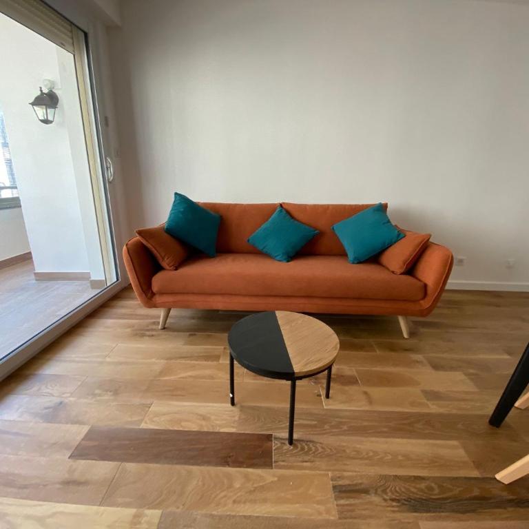 Renovated 4 room Apartment-Parking next door and Beach at 700m - Three-Bedroom Apartment - 16