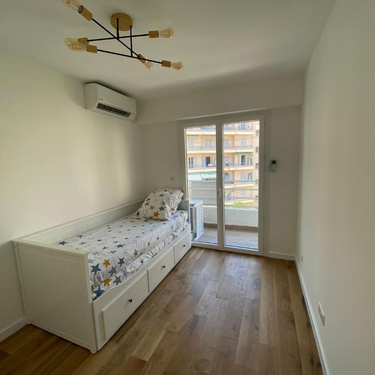 Renovated 4 room Apartment-Parking next door and Beach at 700m - Three-Bedroom Apartment - 20