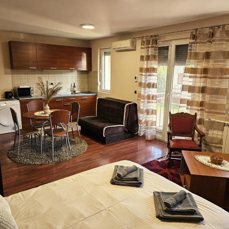 Apartmani TRIO - Standard Quadruple Room - 1