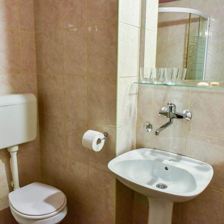 Apartmani Danica Sutomore - Trokrevetna Soba sa Sopstvenim Kupatilom - 1