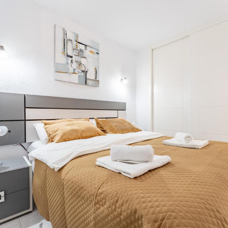 Coastal Charm Renovated 2Bed Apt, Pool, Sea Views - Apartment with Sea View - 8