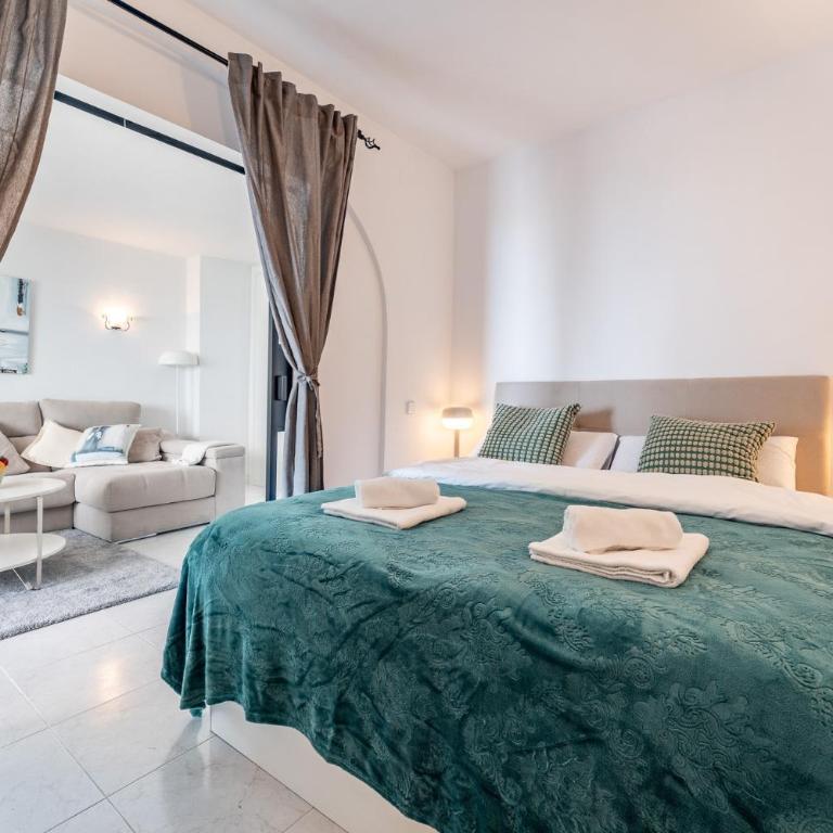 Coastal Charm Renovated 2Bed Apt, Pool, Sea Views - Apartment with Sea View - 10