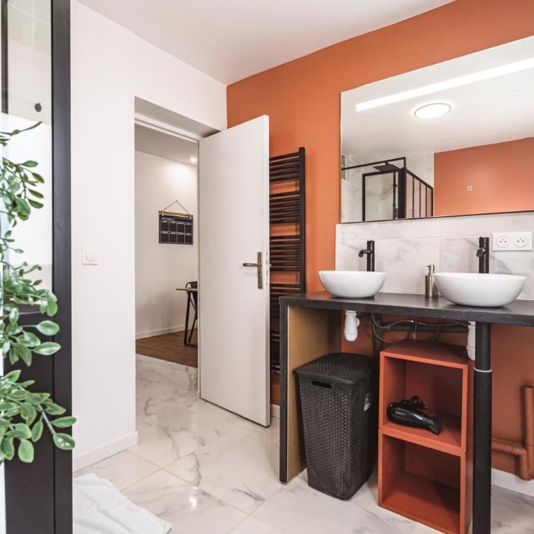 L'industriel - billard et home cinéma - hyper centre - Three-Bedroom Apartment - 6