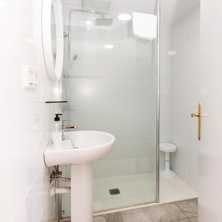 Hostal El Mercat - One-Bedroom Apartment with Balcony - 7