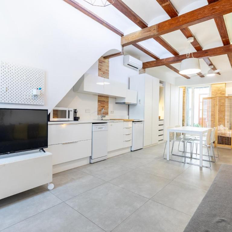 ApartUP Las Arenas Beach - Apartment - 1