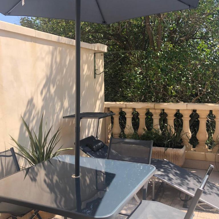 Coté Jardin est un spacieux et lumineux T3, entièrement rénové, à 2 pas de l'Hérault et à 10min du bord de mer Proche du centre historique et du fabuleux château Laurens, vous apprécierez le calme de sa belle terrasse et la vue superbe sur le jardin - Appartement 2 Chambres - 10