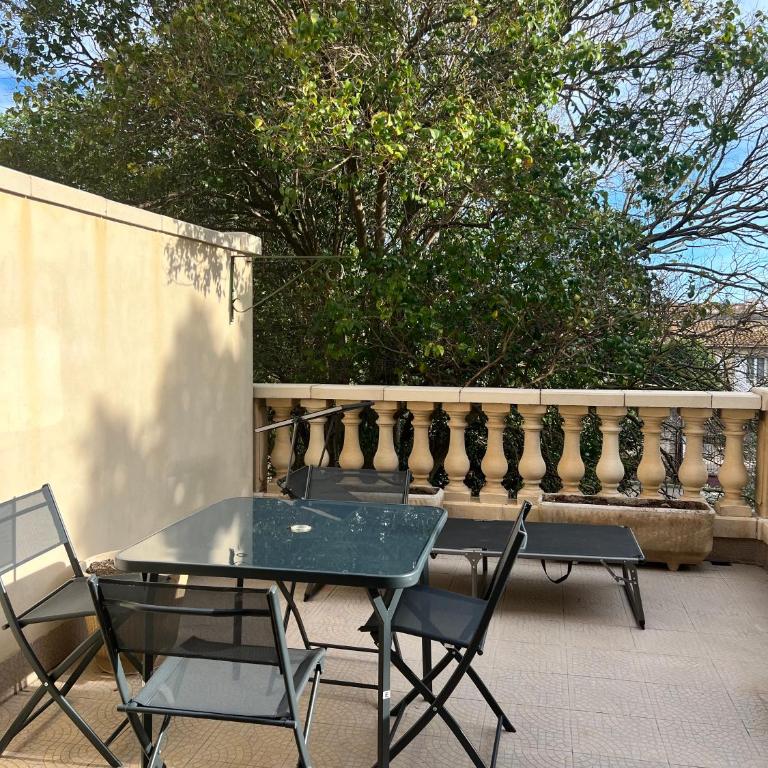 Coté Jardin est un spacieux et lumineux T3, entièrement rénové, à 2 pas de l'Hérault et à 10min du bord de mer Proche du centre historique et du fabuleux château Laurens, vous apprécierez le calme de sa belle terrasse et la vue superbe sur le jardin - Appartement 2 Chambres - 5