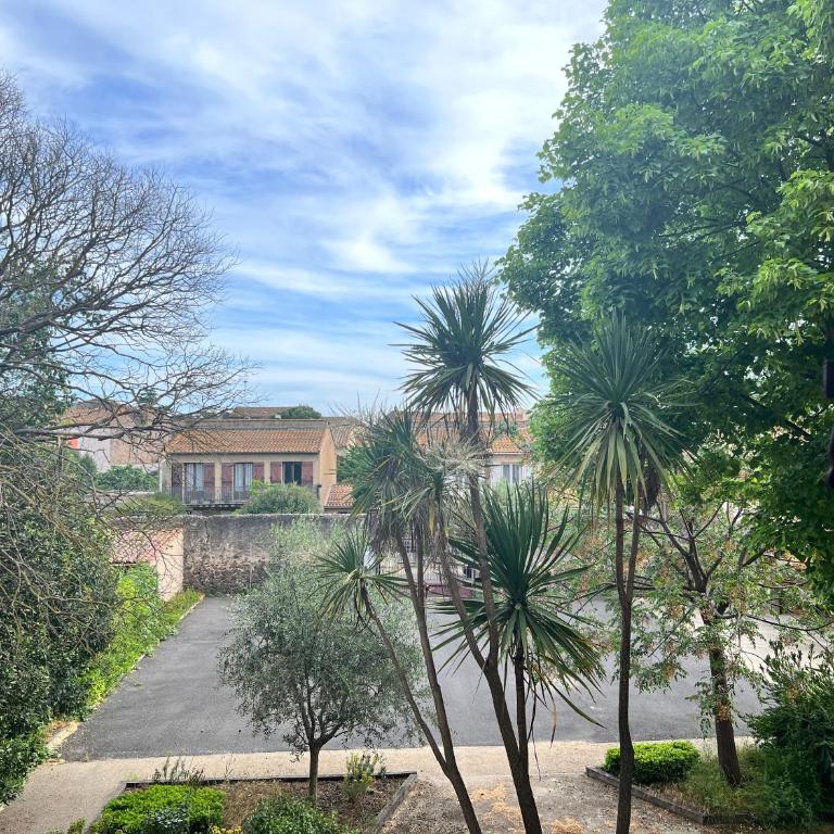 Coté Jardin est un spacieux et lumineux T3, entièrement rénové, à 2 pas de l'Hérault et à 10min du bord de mer Proche du centre historique et du fabuleux château Laurens, vous apprécierez le calme de sa belle terrasse et la vue superbe sur le jardin - Appartement 2 Chambres - 2