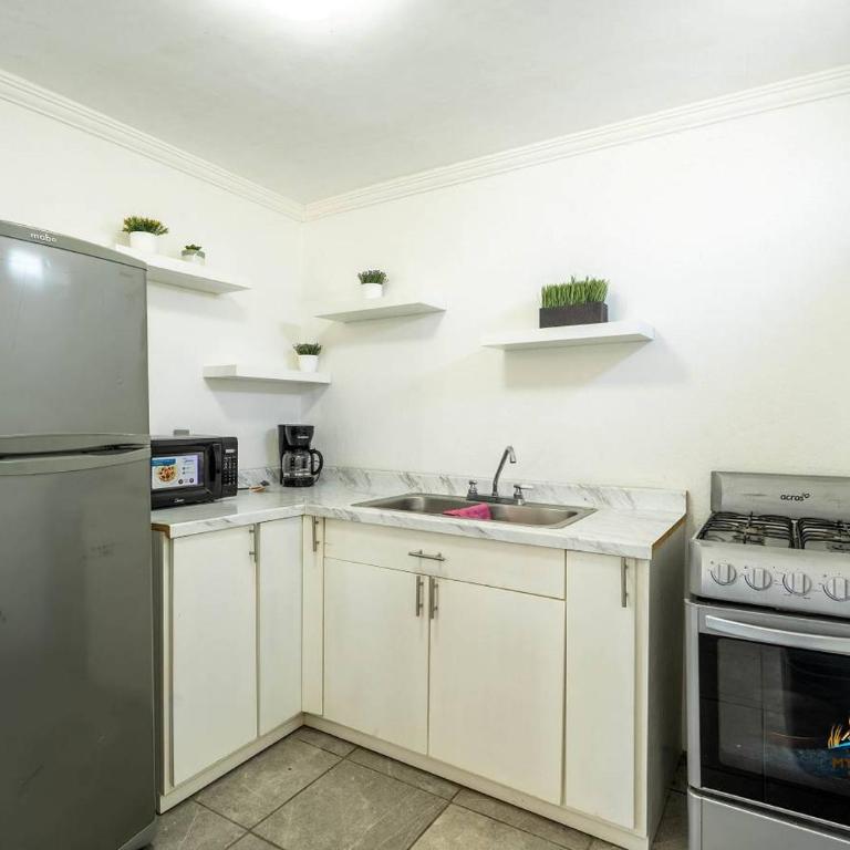 Incredible in-town pool house with BBQ area - Casa - 10