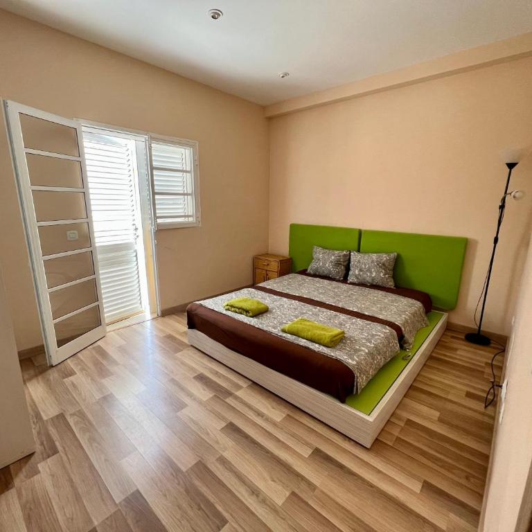 "Flora B&B "- Rooms in Privat Home Habitaciones en una casa privada - Habitación con cama grande y balcón - 1