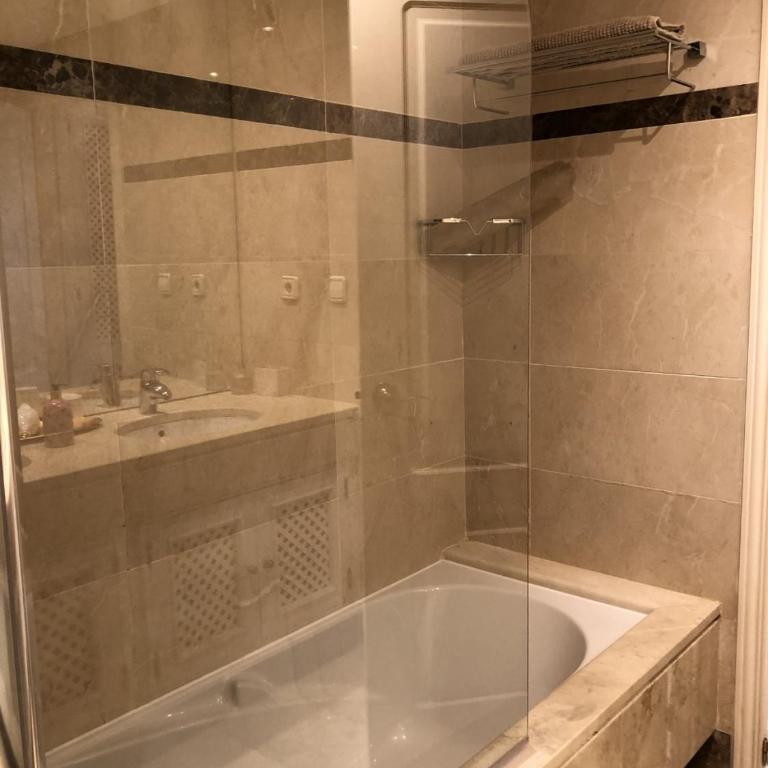 Beachside Luxury 2 bedroom apartment, Puerto Banus - Two-Bedroom Apartment - 19