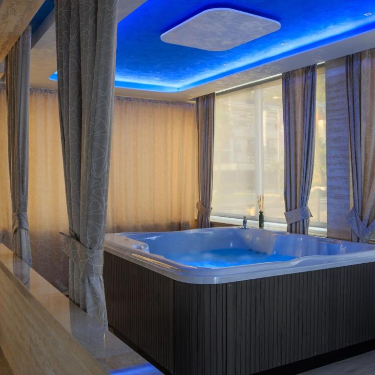 Hotel Maksim - Deluxe Apartment - 17