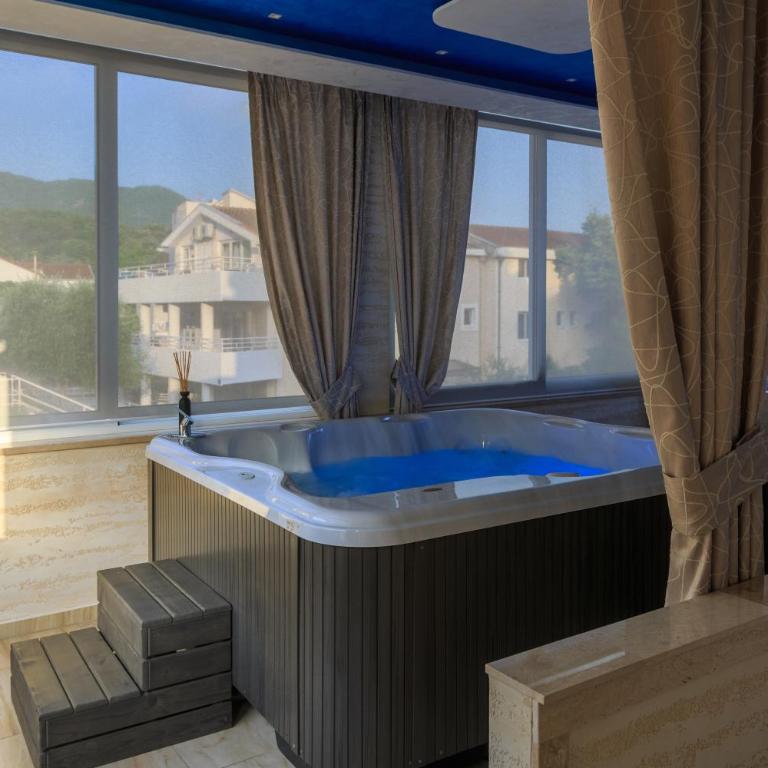 Hotel Maksim - Deluxe Apartment - 16