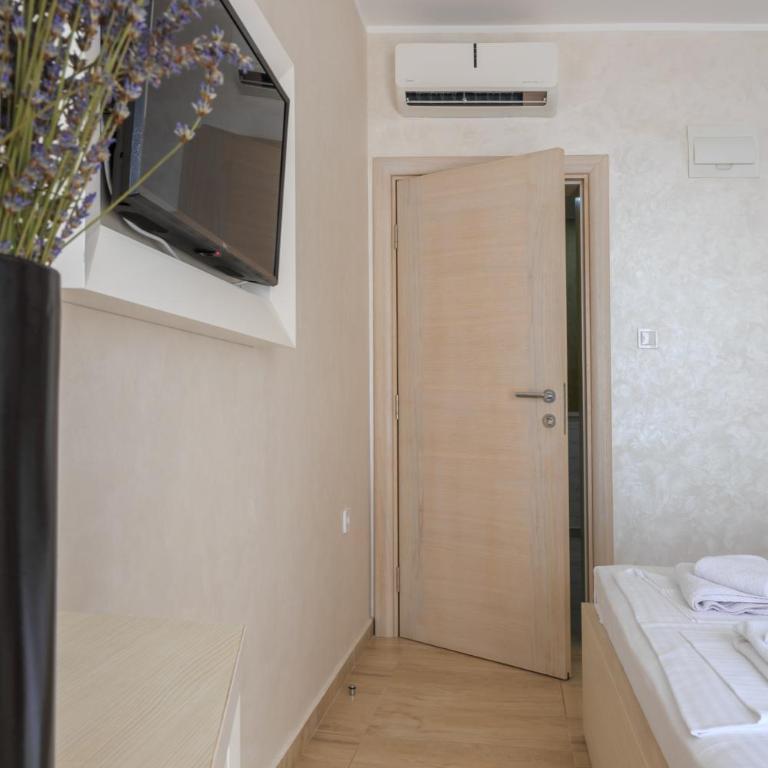 Hotel Maksim - Double Room with Balcony - 15