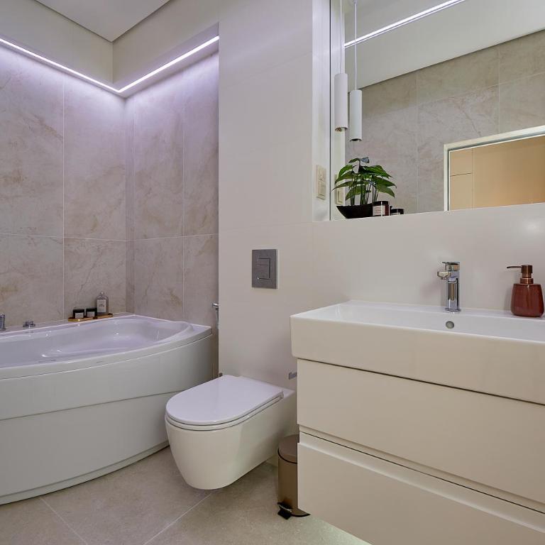 Belvedere Royal, Luxury Seaview & Pool Apartments - Deluxe Suite with Spa Bath - 2