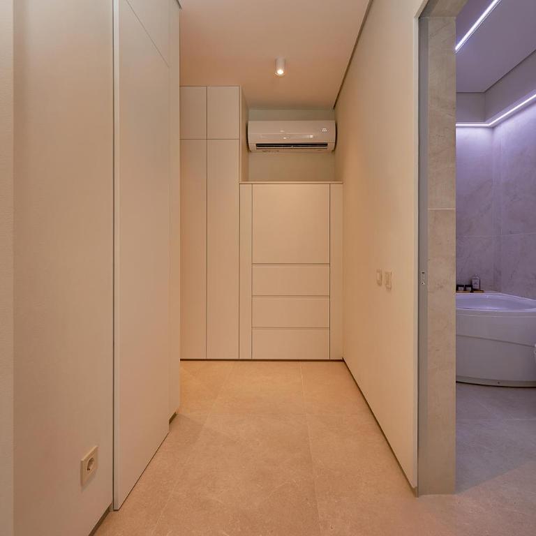Belvedere Royal, Luxury Seaview & Pool Apartments - Deluxe Suite with Spa Bath - 19