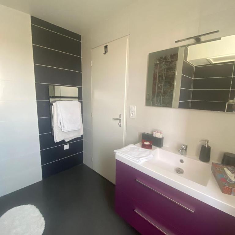 Chambre avec salle de bain privée à l étage dans ma maison - Chambre Double avec Salle de Bains Privative - 3