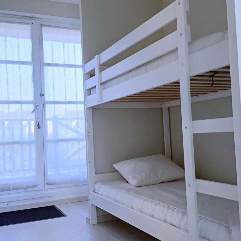 Appartement avec Terrasse et Parking Privatif, Proche Commerces - FR-1-675-28 - Apartment - 2
