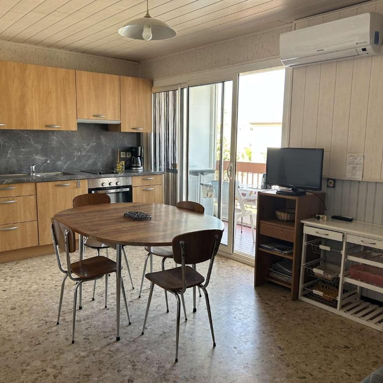 Appartement 2 pièces cabine climatisé avec terrasse et parking privé - 6 couchages - Le Grau-du-Roi - FR-1-250-257 - Apartment - 1