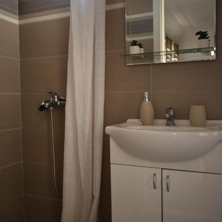 Petković apartman - Dvokrevetna Soba sa Bračnim Krevetom - 12