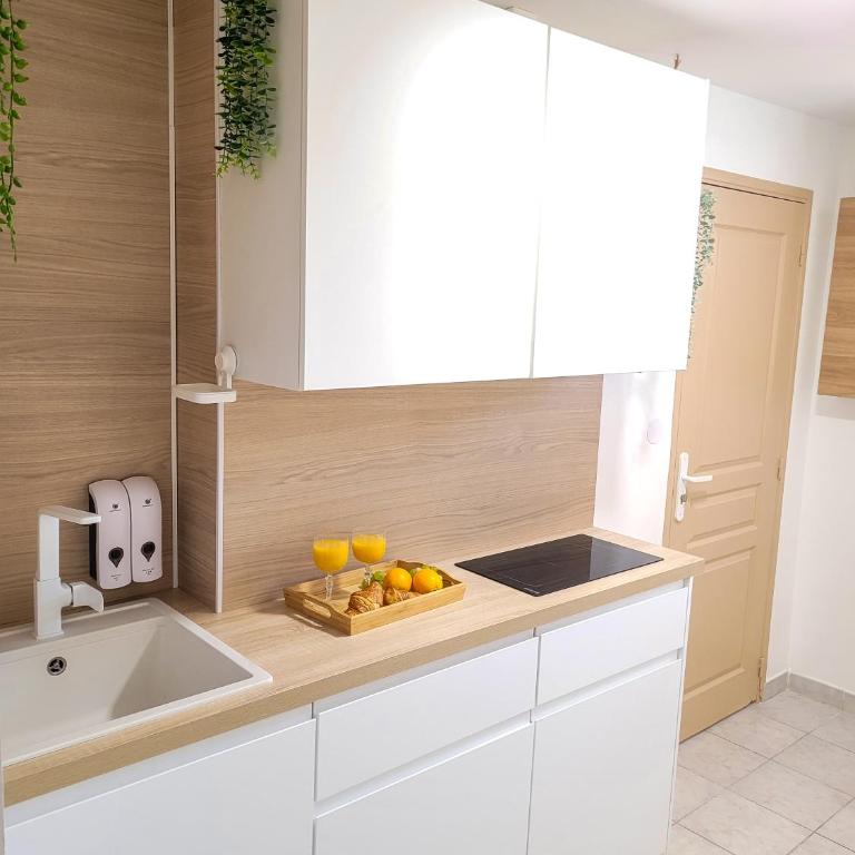 Chambre climatisée lit double - Proche tram & Centre - Chambre Simple avec Salle de Bains Commune - 15