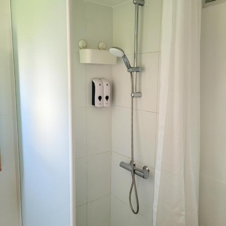 Chambre climatisée lit double - Proche tram & Centre - Chambre Simple avec Salle de Bains Commune - 18