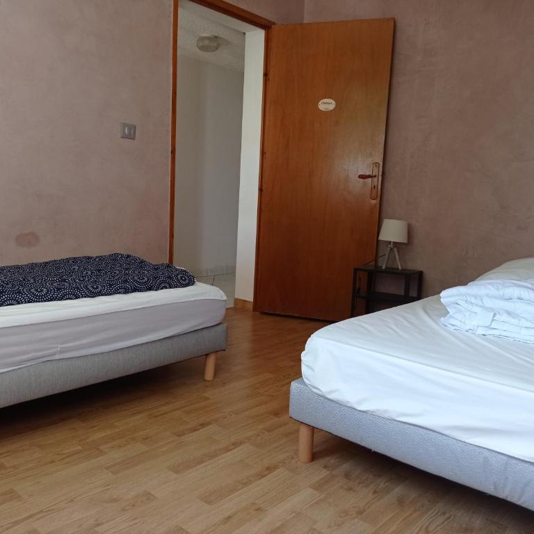 Appartement duplex avec cour 10 pers - Appartement 3 Chambres - 24