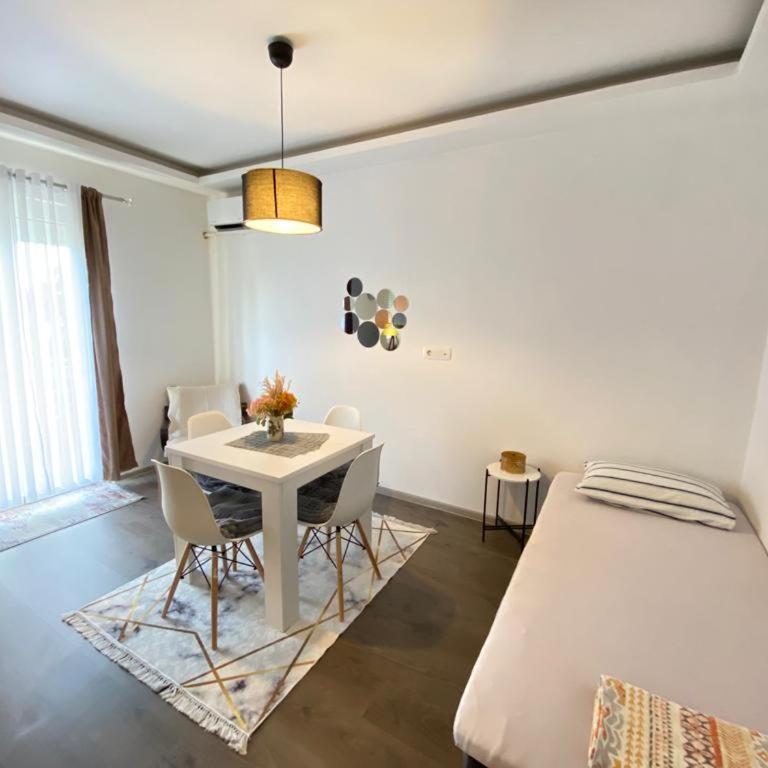 Home Mia Airport - Two-Bedroom Apartment - 11
