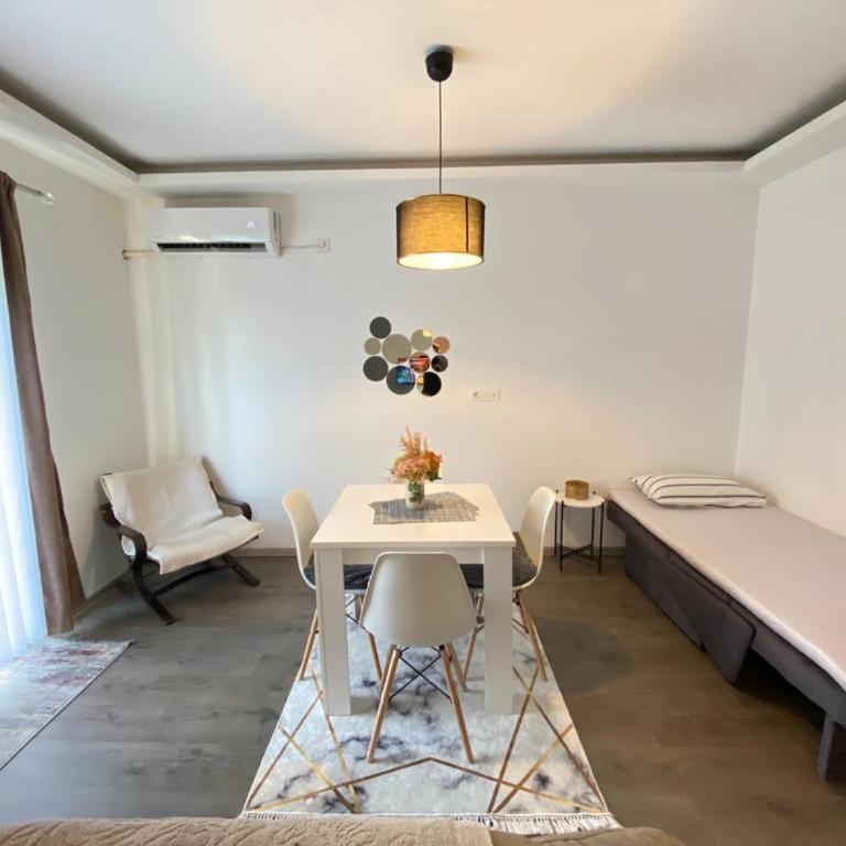 Home Mia Airport - Two-Bedroom Apartment - 19