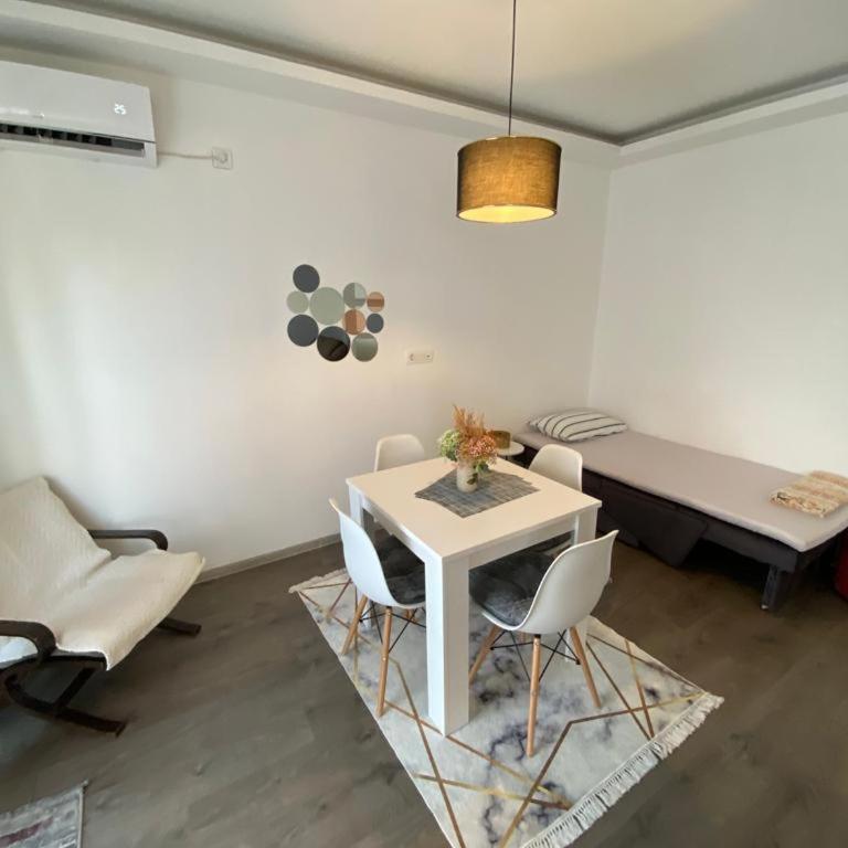 Home Mia Airport - Two-Bedroom Apartment - 17