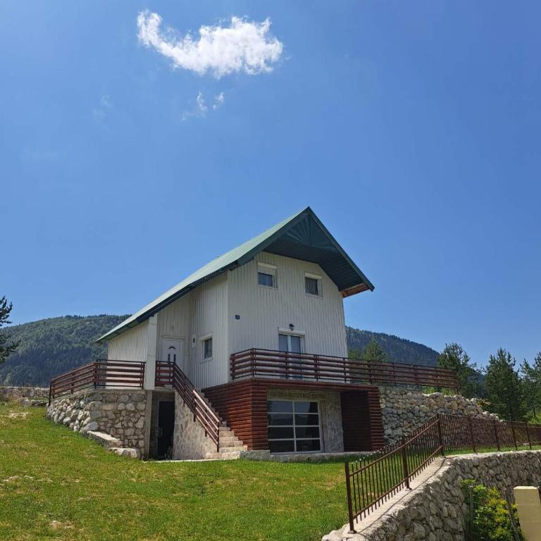 Mountain Peace Cottage - Three-Bedroom House - 1