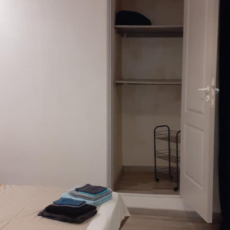 Spacieux T4 Nîmes plein centre la Coupole - Three-Bedroom Apartment - 20