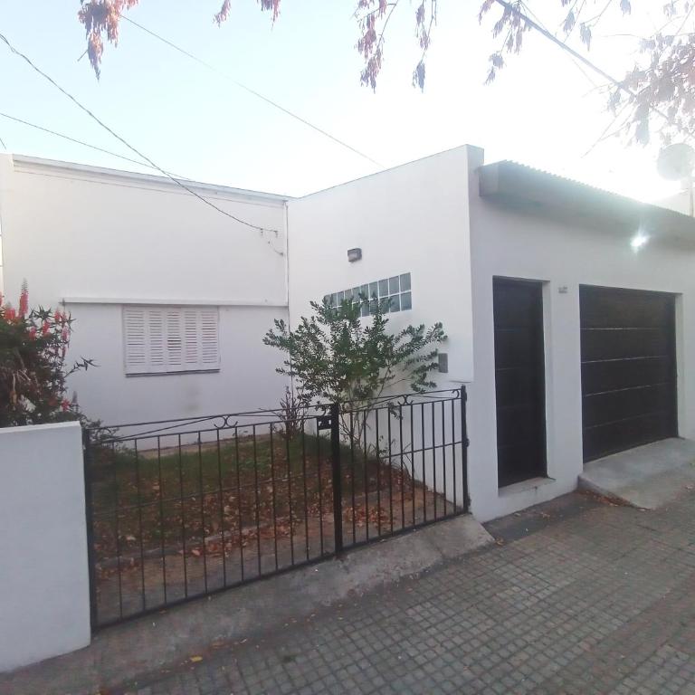 BEELAPT - Casa entera amplia, confortable y segura con garage exclusivo y parrilla - Casa de 2 dormitorios - 12