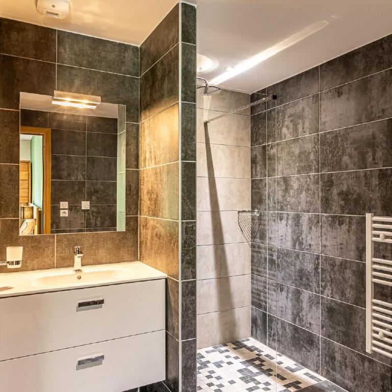 Sunny Terrace & Ski Access - Maison de Vacances 2 Chambres - 13