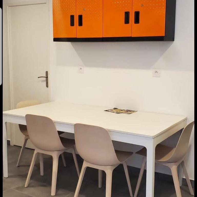 Private room near airport 5 min train 3 min and tram on site, beach 7 min, 2 showers and 2 toilets , Chambres privatives proche aéroport 5 min train 3 min et tramway sur place, plage 7 min, 2 douche et 2 wc - Appartement - Vue sur Mer - 10
