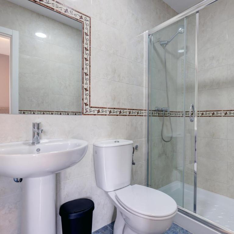 Hostal 37 - Habitación Doble Grande - 1 o 2 camas - 4