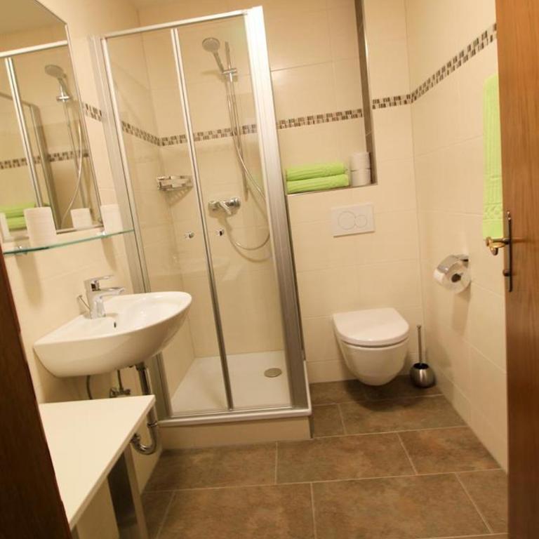 Ferienwohnung Gföller - Three-Bedroom Apartment with Shower - 42