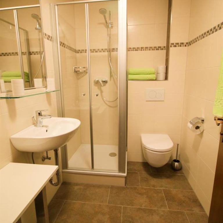 Ferienwohnung Gföller - Three-Bedroom Apartment with Shower - 43