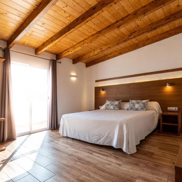 Hotel Avenida - Habitación con cama extragrande y balcón - 5