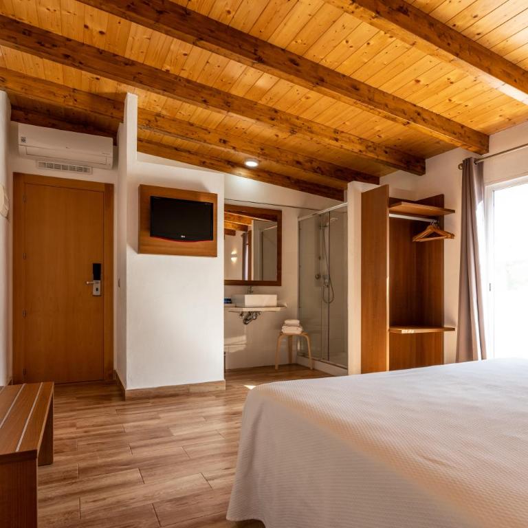 Hotel Avenida - Habitación con cama extragrande y balcón - 4