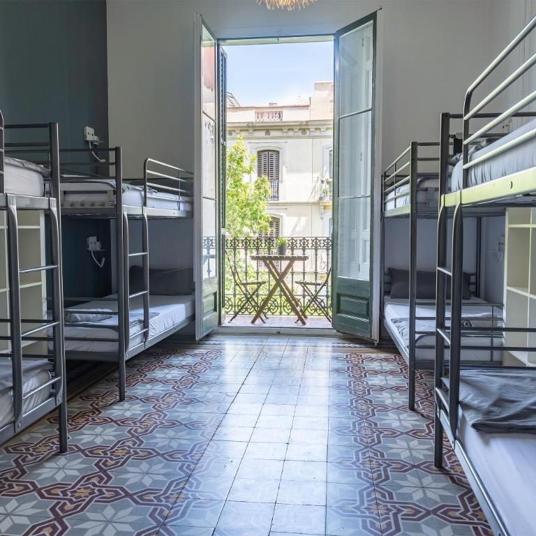 Fabrizzio's Petit - Bed in 8-Bed Mixed Dormitory Room with Shared Bathroom - 1