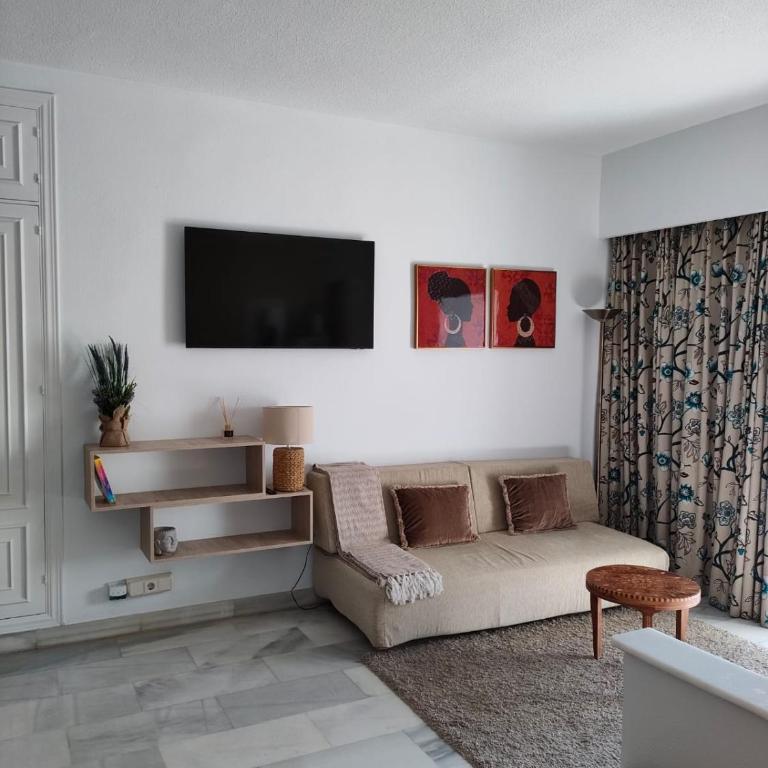 Bright & Cozy studio in the center of Puerto Banus, pool and terrace. - Apartment with Mountain View - 22